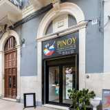 A confermare l�aspetto multiculturale-popolare del primo tratto di via Abbrescia c�� il ristorante filippino Pinoy, aperto nel 2022 dal cuoco Melvin e da suo cugino Alex ai piedi di una bassa palazzina turchese di inizio 900
